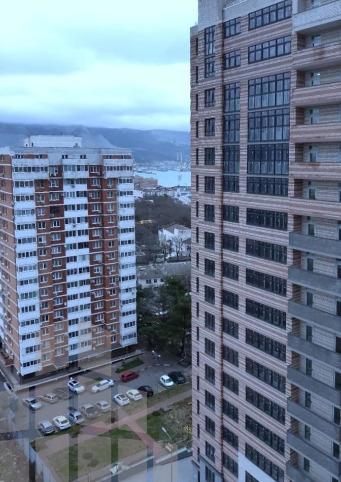 Просторная однокомнатная квартира в доме премиум класса ЖК Новые Огни  в самом сердце Новороссийска, общей площадью - 44,6м2, с балконом.

Подойдет для постоянного проживания. И для тех, кто любит высоту.

Документы готовы.

Звоните в любое время.